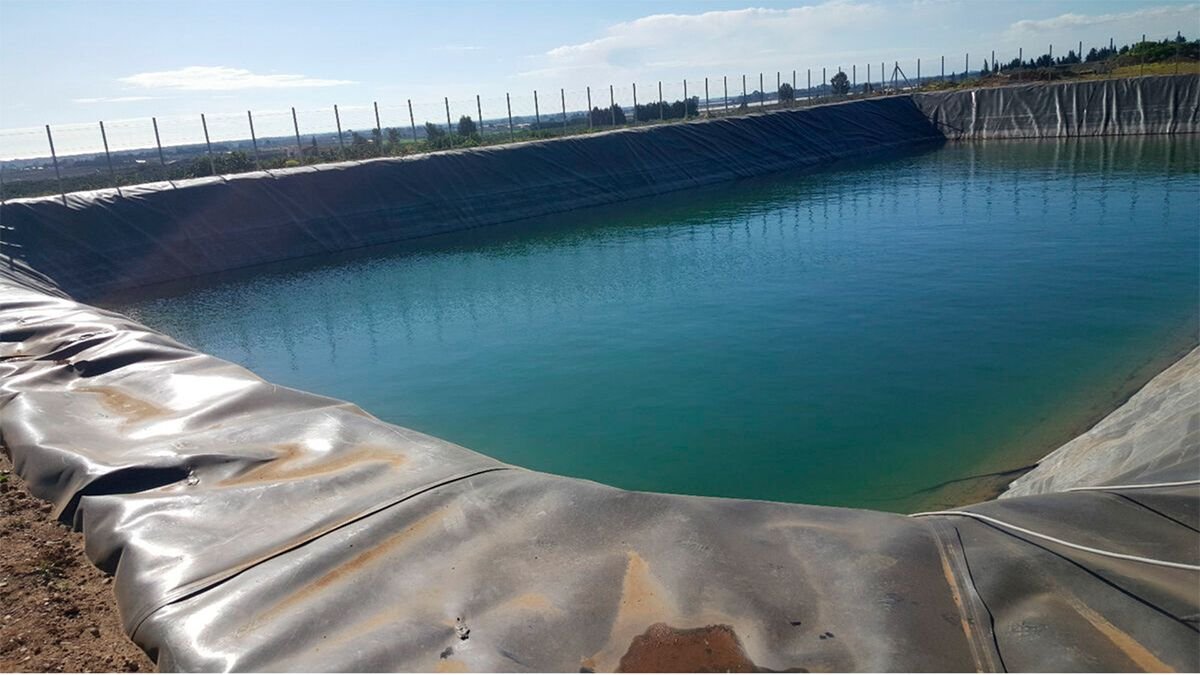 Large-scale geomembrane waterproofing installation